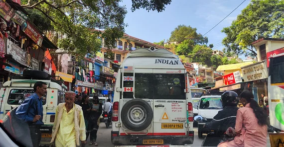 Das Leben findet auf der Straße statt. Impression aus Rudraprayag.