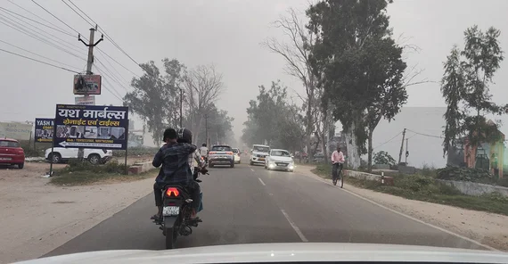 Straßenszene auf dem Weg zum Flughafen. Das Verbrennen von abgeernteten Stoppelfeldern und des Hausmülls tragen zu einer erheblichen Luftverschmutzung bei.