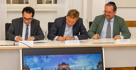 Daniel Botmann RA, Geschäftsführer des Zentralrats der Juden in Deutschland (links), Universitätspräsident Prof. Oliver Günther (Mitte) und Dr. Dmitrij Belkin, Vorstand der Nathan Peter Levinson Stiftung (rechts) unterzeichnen Kooperationsvertrag.