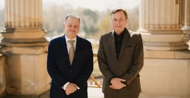 Der Botschafter Brasiliens, S.E. Rodrigo de Lima Baena Soares (l.) und der Präsident der Universität Potsdam, Prof. Oliver Günther, Ph.D. posieren für die Kamera.