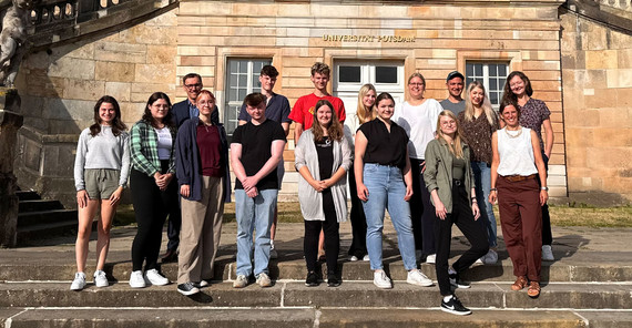 Die neuen Auszubildenden 2024 an der Universität Potsdam. Die neuen Auszubildenden mit Uni-Kanzler Hendrik Woithe (3.v.l.) sowie Dr. Tina Urbach (r.) und Sandra Feige (2.v.r.) vom Fachbereich Ausbildung/Personalentwicklung.
