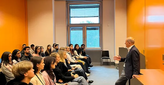 Internationale Studierende im Gespräch mit dem Bundestagsabgeordneten Olaf Scholz