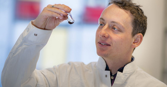 Die Neugier treibt ihn an – ob in der Forschung oder in der Kunst. Foto: Ernst Kaczynski Die Neugier treibt ihn an – ob in der Forschung oder in der Kunst. Foto: Ernst Kaczynski