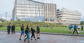 Studierende vor einem Gebäude der Universität Lettlands