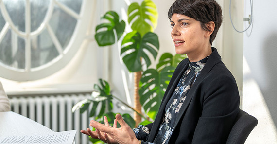 Dr. Nina Khan, Referentin für Chancengleichheit und Diversity Dr. Nina Khan im Interview. Das Foto ist von Thomas Roese.