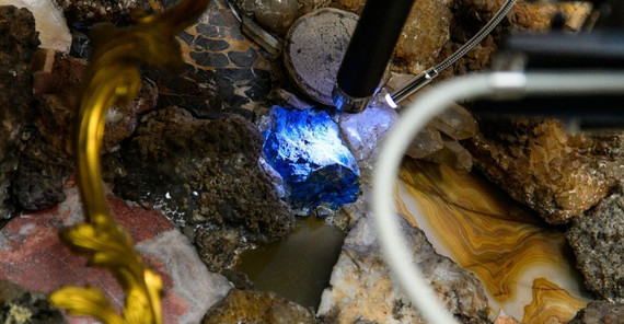 Foto: Ramanspektroskopische Vor-Ort-Messungen mit einer mobilen Ramansonde im Grottensaal des Neuen Palais in Potsdam. Das blaue Gesteinsstück wurde eindeutig als Lapislazuli identifiziert.