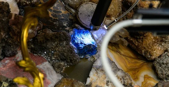 Foto: Ramanspektroskopische Vor-Ort-Messungen mit einer mobilen Ramansonde im Grottensaal des Neuen Palais in Potsdam. Das blaue Gesteinsstück wurde eindeutig als Lapislazuli identifiziert.