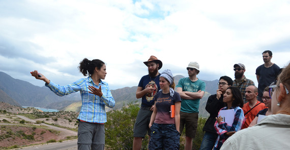 Die geologischen Gegebenheiten werden im Feld präsentiert. Foto: Lydia Olaka. Die geologischen Gegebenheiten werden im Feld präsentiert. Foto: Lydia Olaka.