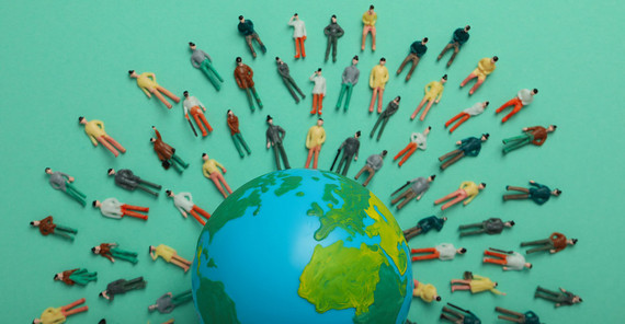 Neue Allianzen schmieden – Das Graduiertenkolleg minor cosmopolitanisms will Dialoge anregen Weltkugel mit Personen-Figuren ringsherum