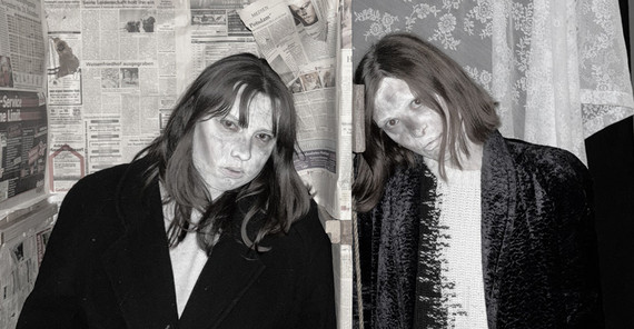 Zwei blass geschminkte junge Frauen bei einer Theaterprobe