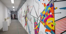 Flur mit künstlerischen Exponaten