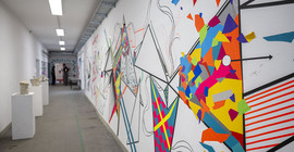 Flur mit künstlerischen Exponaten