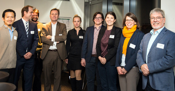 Teilnehmer des Potsdamer Postdoc-Programms mit dem Uni-Präsidenten Prof. Oliver Günther, Ph.D. (4.v.l.) und dem Vizepräsidenten für Forschung und wissenschaftlichen Nachwuchs (r). Foto: Karla Fritze.