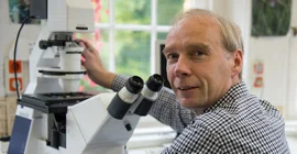 Dr. Guntram Weithoff mit den Algen im Labor.