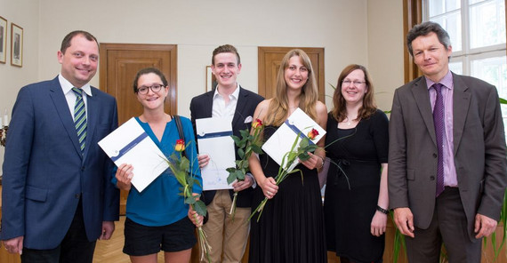 Vizepräsident Prof. Dr. Andreas Musil, die Absolventen Lena Dietzen, Markus Janke, Jana Maria Hähnlein, Studiengangkoordinatorin Anne Voigt, Dekan Prof. Dr. Tobias Lettl (Foto Karla Fritze) Vizepräsident Prof. Dr. Andreas Musil, die Absolventen Lena Dietzen, Markus Janke, Jana Maria Hähnlein, Studiengangkoordinatorin Anne Voigt, Dekan Prof. Dr. Tobias Lettl (Foto Karla Fritze)