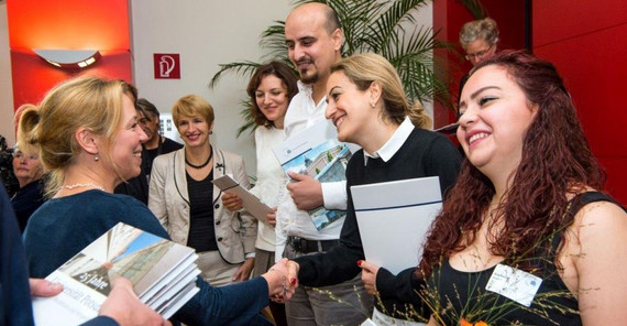 Absolventen des Refugee Teachers Program erhalten ihre Zertifikate (Karla Fritze) Absolventen des Refugee Teachers Program erhalten ihre Zertifikate (Karla Fritze)