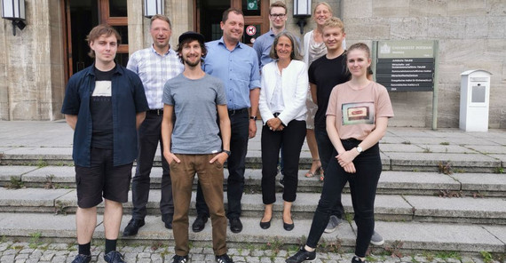 Foto: ( Foto: (v.l.n.r.): Philipp Okonek (Referent für Campuspolitik der Universität Potsdam), Peter Heiß (Geschäftsführer Studentenwerk Potsdam), Kilian Binder (Studentisches Mitglied im Senat der Universität Potsdam), Prof. Dr. Andreas Musil (Vizepräsident für Lehre und Studium der Universität Potsdam), Malte Kutz (Mitglied im Studierendenrat der Filmuniversität Babelsberg KONRAD WOLF), Prof. Dr. Eva Schmitt-Rodermund (Präsidentin der Fachhochschule Potsdam), Prof. Dr. Susanne Stürmer (Präsidentin der Filmuniversität Babelsberg KONRAD WOLF), Malte Völkner (designiertes Mitglied AStA und Senat der Fachhochschule Potsdam), Elena Langner (designiertes Mitglied AStA der Fachhochschule Potsdam). Foto: Breitkreuz