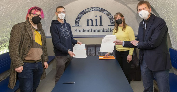 Unterzeichnung des Nutzungsvertrags im Nil | Foto: Thomas Roese Das Bild zeigt vier Personen mit dem unterzeichneten Nutzungsvertrag. Das Foto ist von Thomas Roese. Beim anklicken öffnet sich das Bild im neuen Fenster.