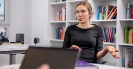 Prof. Dr. Nina Kolleck in ihrem Büro.