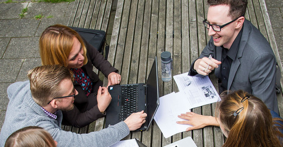 Teilnehmende eines weiterbildenden MBA-Studiengangs auf dem Uni-Campus Griebnitzsee