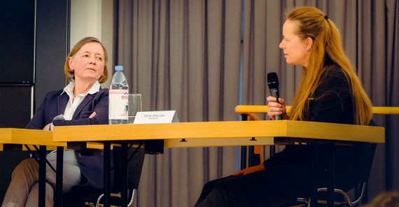 Prof. Dr. Barbara Krahé (rechts) und Prof. Dr. Ulrike Lucke (links) | Foto: Reinhold Engel