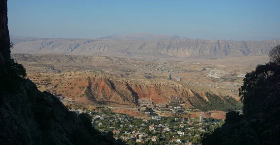 Aussicht aufs Tal von der Höhle mit dem Schrein von Raban Boya. Das Foto ist von Valentina Meyer-Oldenburg.