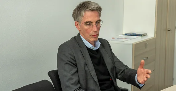 Auf dem Bild ist Dr. Peter Kostädt zu sehen.