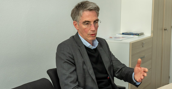 Auf dem Bild ist Dr. Peter Kostädt zu sehen.