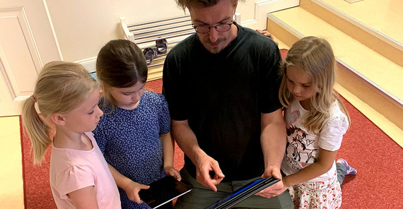Johannes erklärt das Komponieren mit dem Tablet | Foto: Antje-Horn-Conrad