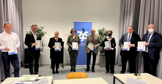 Das Bild zeigt die Kuratoriumsmitglieder des ZJS mit der unterzeichneten Kooperationsvereinbarung. Das Foto ist von Kerstin Schoor.