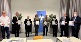 Das Bild zeigt die Kuratoriumsmitglieder des ZJS mit der unterzeichneten Kooperationsvereinbarung. Das Foto ist von Kerstin Schoor.