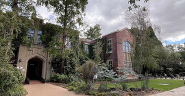 Foto von zwei Gebäuden der University of Melbourne