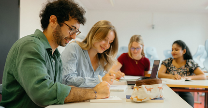 Studierende in einem Seminarraum beim Lernen