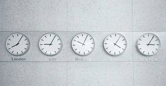 Das Bild zeigt fünf Wanduhren mit unterschiedlichen Uhrzeiten.