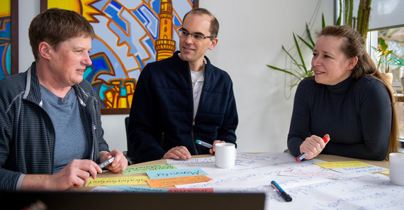 Annette Prochnow (Direktorin des Leibniz-Instituts für Agrartechnik und Bioökonomie), Niels Landwehr (Professor für Data Science in Agriculture) und Ulrike Lucke (Professorin für Komplexe Multimediale Anwendungsarchitekturen) (v.l.n.r.). | Foto: Tobias Hopfgarten.