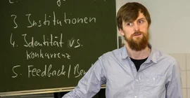 Toni Ansperger im Unterricht. Foto: Tobias Hopfgarten.