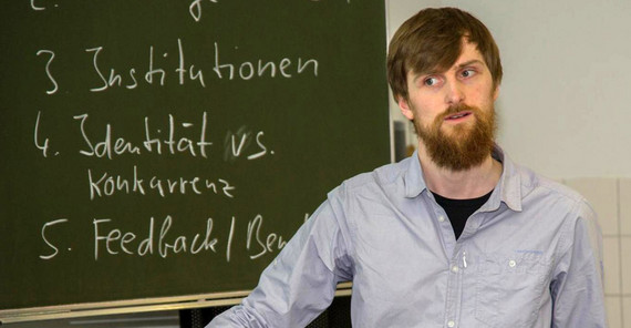 Toni Ansperger im Unterricht. Foto: Tobias Hopfgarten.