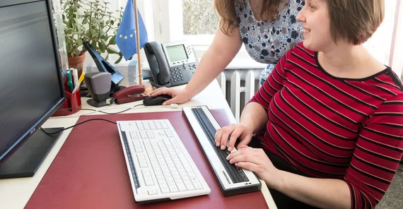 Die Studierenden Antje Samoray (vorn) und Nikola Sickers an der neuen Technik, die bei einer Sehbehinderung das Studium erleichtert, Foto: Karla Fritze