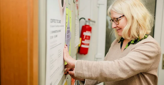 Dörte Esselborn steht an einer Pinnwand.