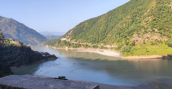Der Stausee von Srinagar am Morgen. Der Stausee von Srinagar am Morgen.