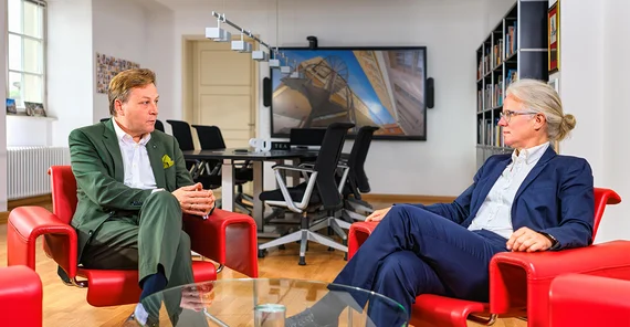 The President of the University of Potsdam, Prof. Oliver Günther, Ph.D., in conversation with Dr. Silke Engel, spokesperson for the university.