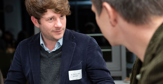 Dr. Pierre-Héli Monot erforscht, wie eine neue Form der Textlektüre die Demokratie erneuern könnte. | Foto: Karla Fritze