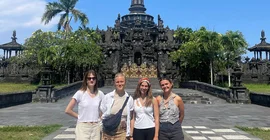 Studierende posieren vor dem Bajra Sandhi Monument, Denpasar.