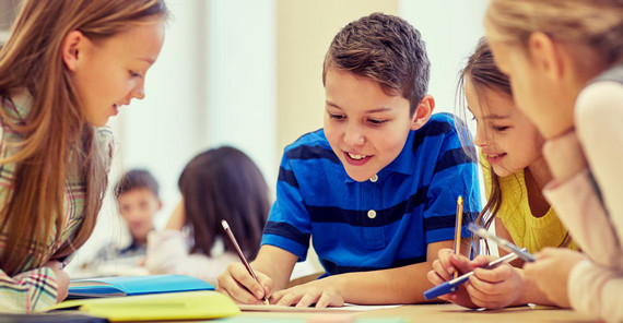 Experiment in school. | Photo: AdobeStock/Syda Productions