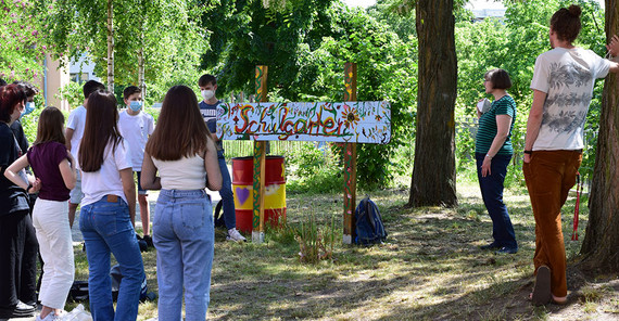 Schülerinnen und Schüler lernen, wie wichtig Wasser für das Pflanzenwachstum ist. Gruppe im Schulgarten. Das Foto ist von Sarah Hoyer.