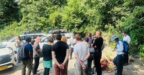 Diskussion über die Geologie des Himalaya.