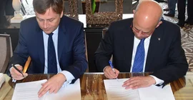 Universitätspräsident Oliver Günther (l.) hat heute ein „Memorandum of Understanding“ mit sei-nem Amtskollegen Joseph Klafter (r.) von der Tel Aviv University unterzeichnet. (Foto: Ralf Dolk/Projektträger Jülich)