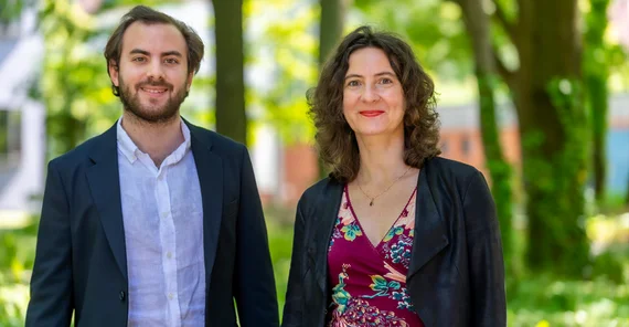 Tomas Velláni and Prof Dr. Sabine Kuhlmann. The photo ist from Tobias Hopfgarten.