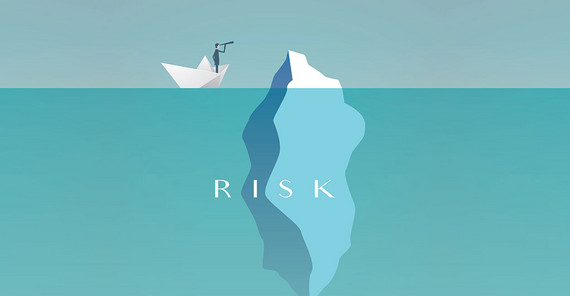 Eine Illustration eines Eisbergs im Wasser. die obere kleine Spitze guckt an der Oberfläche heraus, ein Bootfahrer sieht mit einem Fernglas darauf. Der größere untere Teil befindet sich unter der Wasseroberfläche, auf ihm steht das Wort "Risk".