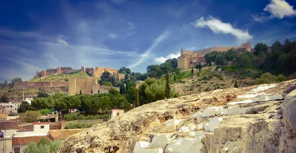 Steinhäuser der Stadt Castellon auf einem Felsen